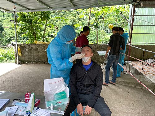 Lực lượng chức năng lấu mẫu xét nghiệm SARS-CoV-2 cho công dân tại chốt kiểm soát dịch xã Mường Kim, huyện Than Uyên.